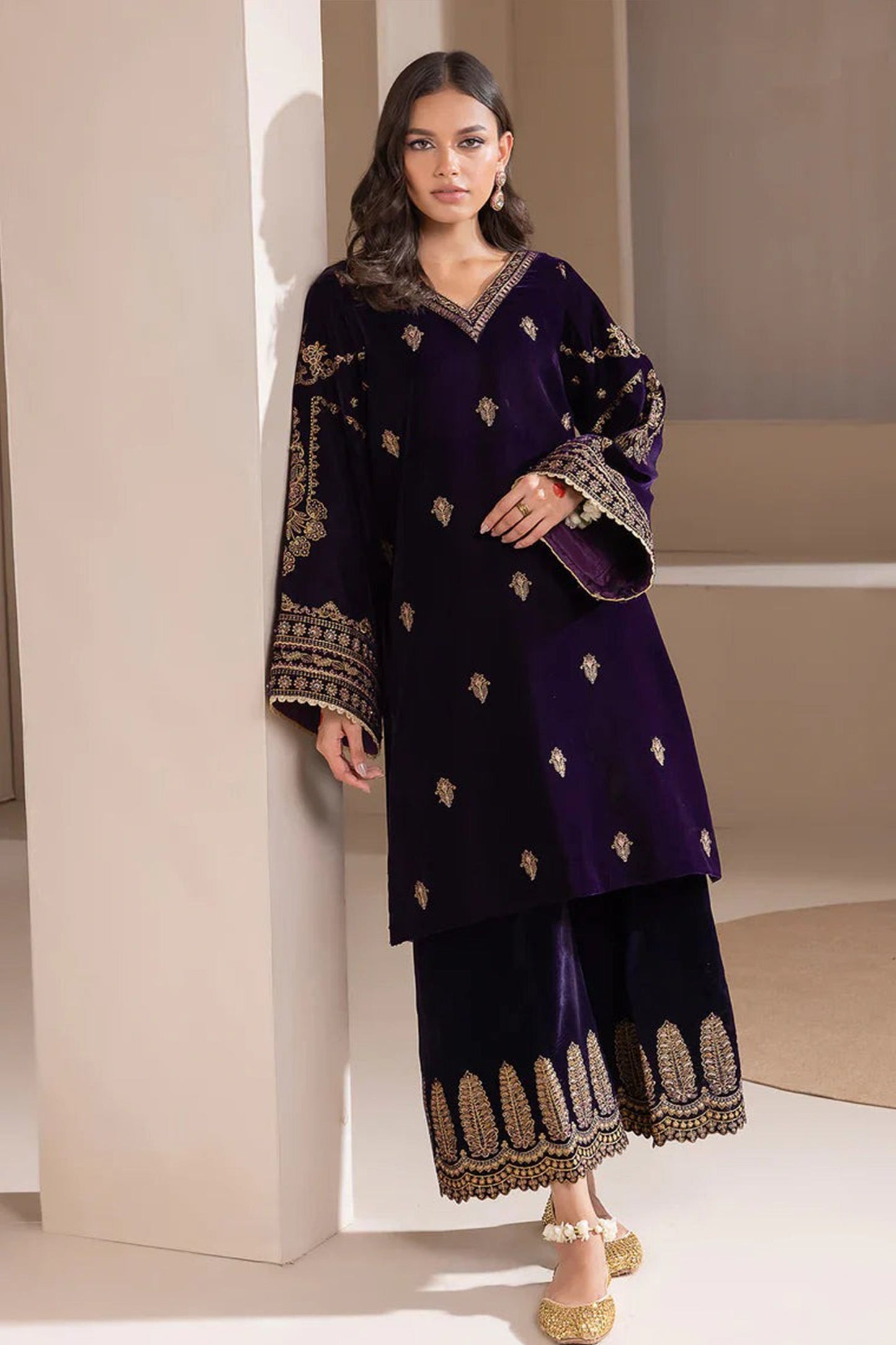 HL1111-Winter Baroque Velvet Embroidered with Embroidered duppatta Winter Collection